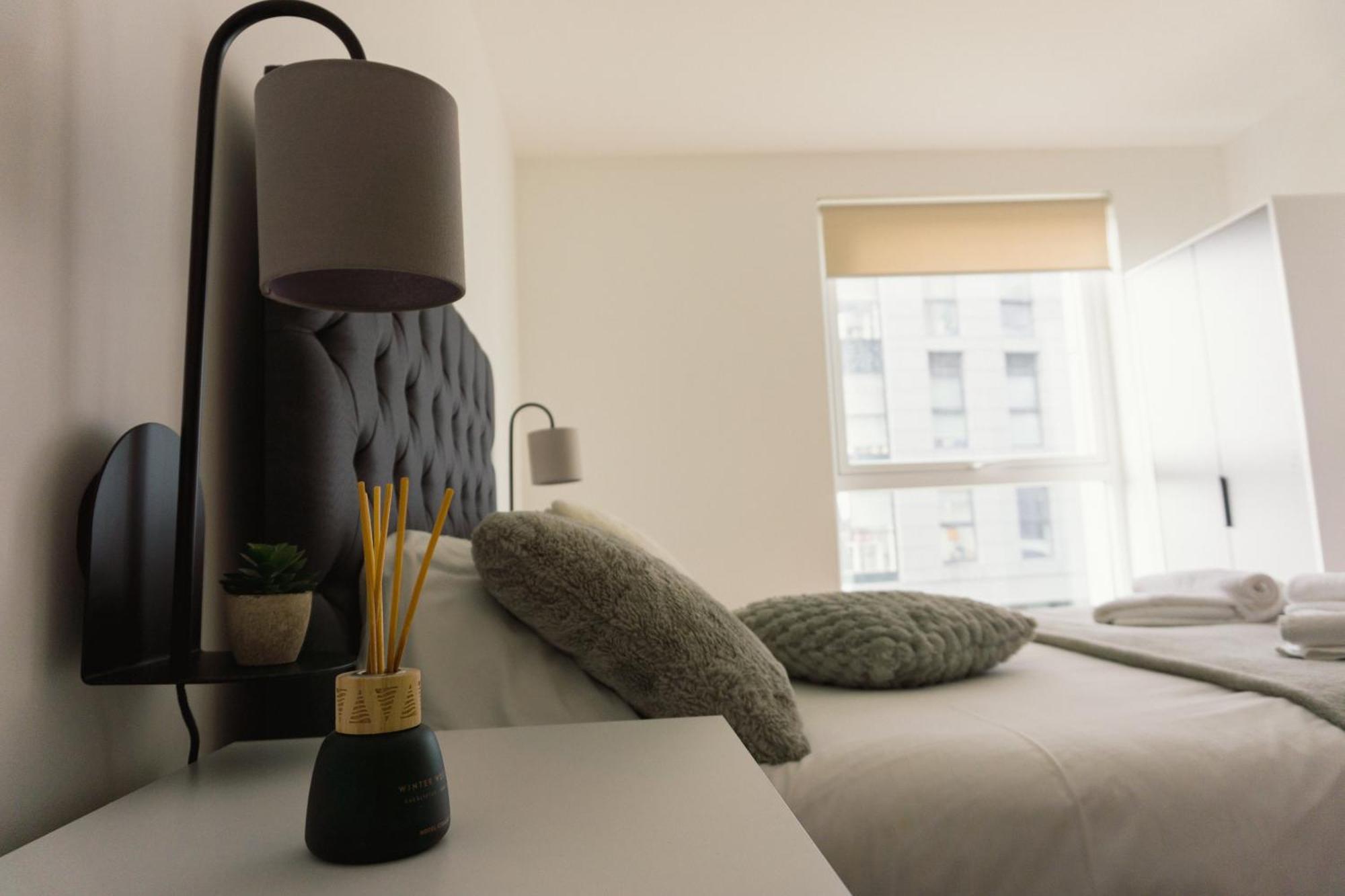 Manchester'S Luxurious 2-Bed Haven With Balcony - Canal Views & Proximity To Manchester United Exterior photo